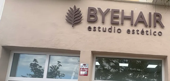 La fachada con el rótulo de Bye Hair