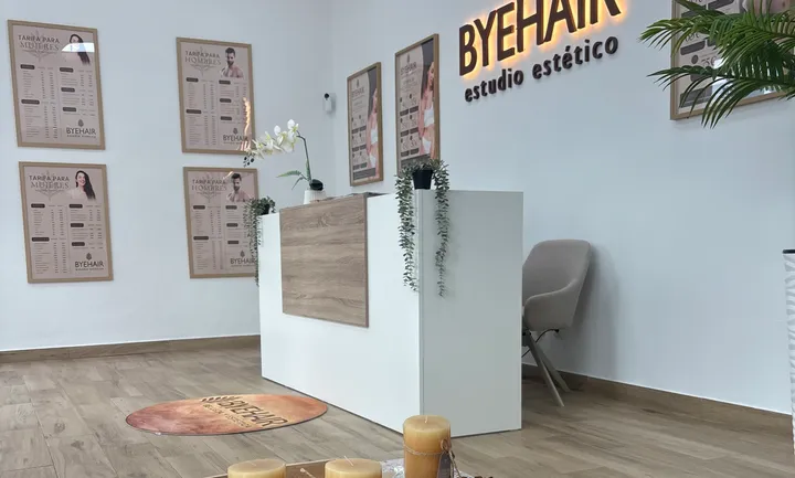 La recepción con el rótulo iluminado de Bye Hair